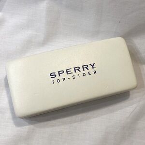 Sperry Top-Sider clam shell sun glasses case